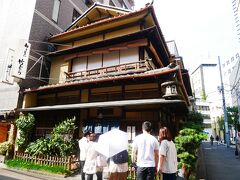 このエリアは風情ある名店がちょいちょいあります。
こちら竹むらは昭和5年の建物。
ビルに囲まれてるのに、なんか不思議空間。