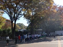 都立神代植物公園の第一駐車場に車を停め散策開始。都立神代植物公園の入場口は入場券を買う人で長蛇の列