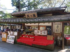 遅めのランチは神代植物公園の深大寺口前にある玉乃屋へ。2時過ぎでも並んでます