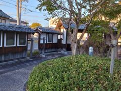 大通りの突き当りには、藩医の屋敷跡を庭園にしたスペースが。山田貞順は、適塾の門徒です。