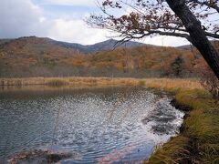 赤沼（五色沼）です。天気が曇なので少し暗い目の写真となりました。