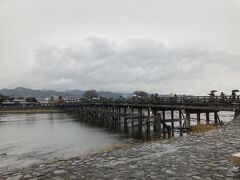 渡月橋。

前回、京都を訪れたのは、中学生の修学旅行でしたが、その時には訪れていなかった為、今回来ることにしました。