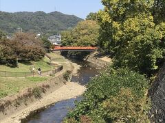 県立竜田川公園に到着。

古くから「ちはやぶる 神代も聞かず 竜田川 からくれなゐに 水くくるとは」と詠われるなどした紅葉の名所だが、まだちょっと早い。