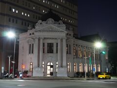 夜の台中市役所。
1911年に建てられた歴史ある建造物です。
現在はカフェやアート展示があるそうですが、時間があわなかったので外観だけ。