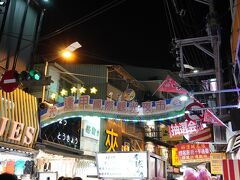 バス停から5分弱歩いて、逢甲夜市に到着。
賑やかでお祭りみたい。