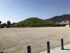 龍田神社から歩くこと約１５分。
藤ノ木古墳に到着。周りは住宅街。

直径約５０ｍ、高さ約９ｍの大型の円墳で、６世紀後半に造営されたものらしい。