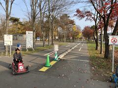 またすぐそばには、千歳市の交通公園があり10月31日をもってＲ５年度の営業が終了します。

立ち寄る予定は全くありませんでしたが、広々と楽しそうな公園に思わず車を停めてひと遊びしてみます。