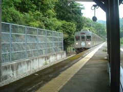 私は熱海駅行きの電車を待っていたので、伊豆急下田駅行きの電車を見送ります。乗降客は一人もいませんでした。
