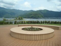 湖の中に小さな建物がありました。説明書きがあり、富士河口湖町指定史跡　川窪寺屋敷跡（保存施設「六角堂」）と書かれていました。