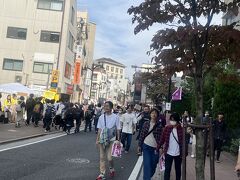 この日は早稲田祭！
本キャンと戸山キャンへの道は街上げてのお祭りモード。