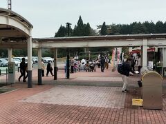 途中、蒜山SAに休憩に立寄りましたが、さすが紅葉シーズンの三連休の中日、駐車場は9割方埋まり沢山の方が利用されていました。