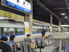 金沢駅に到着。所要時間2時間15分であれば新幹線を利用する意味はないと思うのだが…。

金沢　12：56
　　　13：35