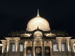 築地本願寺。
浄土真宗の仏教寺なのに、どことなくインドっぽくて純和風じゃないところが面白いですね。
