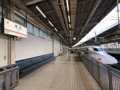 熱海駅へ到着。乗ってきた新幹線をお見送り。
