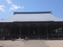 確かに京都以外でこの規模の本堂は中々見たことがありません。構造は京都の東と西の本願寺の本堂そっくり（本願寺の宮大工が建築に携わっているそうです）。