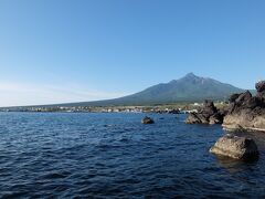 海と利尻富士がセットで見られる素敵な場所。山頂付近にそびえたつローソク岩もはっきり。
利尻山が富士山なら手前の海は駿河湾なんてね。よく見ると昆布がうようよ。
長い裾野が本当に美しい。