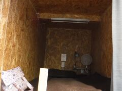 こんな感じ。
まあ、コロナの前は、ホテルが高かったので
何度かカプセルホテルに宿泊したので、
想像通りです。
但し、
この写真の左下に、袋が置いてますが
これは、ピリカさっぽろさんが
どのベットにも置いている
アメニティグッズの入った袋なんです。