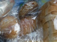 その後、西区西野にある
boulangerie Mure.
へ。
ちょうど東京でグループ展をしていて
オープンの時に、お花を頂いていてので
お礼を言いに行き
パンも沢山購入。
こちらのパン屋さん
相変わらずの大人気です。
忙しい中、久しぶりだったので、オーナーご夫婦を
いっぱいおしゃべりに付き合ってもらい
また、お別れです。
いずれ、またゆっくりお茶でもしたいね。