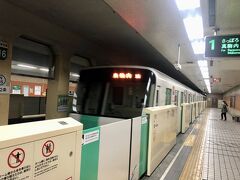 地下鉄南北線に乗り、札幌駅で東西線に乗り換え、円山公園駅まで地下鉄を利用しました。