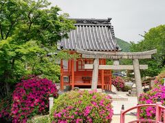 普賢院と吉備津神社の間の苑池には島が作られており、その島には宇賀神社と呼ばれる稲荷神社がある。社殿は小さく取ってつけたように建てられているが、瓦には桐があしらわれており、意外と凝ったつくりになっている。