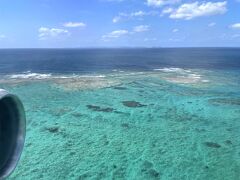 寝て起きたら沖縄の青い海です！
こっち側に座ったの初めてかも
綺麗な海がよく見えますー
いい天気で良かった