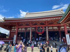 浅草寺正面
それにしてもこの日は天気が良かったです！