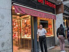 夕食は歩いて２～３分のムセオデルハモンへ。博物館とありますが、生ハム専門店です。写真を撮っていたら、外で休憩していた（？）お店のスタッフのおじさんがポーズをとってくれました。