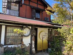 そば・山菜洞 しを里
ランチはこのお店。ドライブ中に妻がネットで見つけました。

山梨県道101号敷島竜王線から対向不能の狭い脇道を上った場所にあります。