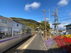 さらに10分くらい走った辺りで車内アナウンス。この先の新得ー占冠間で対向列車が熊と衝突したと。しかもハンターを要請すると言うハプニング発生。新得駅で停車してから待機することに。