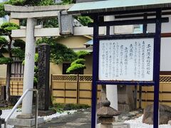 法恩寺境内にあります

本堂に向かって左側に小さな鳥居とその奥に祠がありました