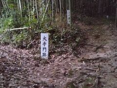 大手門を潜ると、三の丸。
神社参道上の近似スポットを位置情報へ入れておきます。