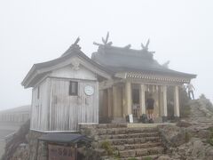 とりあえず、無事山頂まで登って来れたので、石鎚神社にお参りしましょう。
ここは石鎚神社の奥宮 頂上社(おくのみや ちょうじょうしゃ)です。
頂上社には、三つの御神徳を表す三体の御神像、『玉持ちの御神像』、『鏡持ちの御神像』、『剣持ちの御神像』が祀られています。