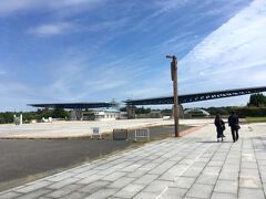 入場券を購入し、国営ひたち海浜公園の西口・翼のゲートを通り園内へ。
