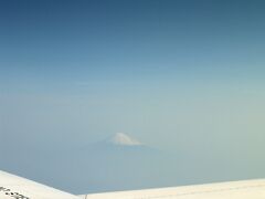 さて、進行方向左側の窓際であるA列を取った訳。
それは、「富士山を見たいから」に他ならない。
セントレア→羽田便のお楽しみはコレ。

黄砂で霞む空の向こうに、それは見えてきた！