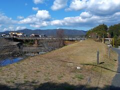 上流に目を向けると、こんな光景。
JR吉備線が川を渡り、左側には足守駅が。