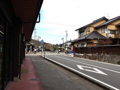 11:20　馬籠館の大駐車場に到着
一気に人が多くなります、ちょっとベンチで休憩