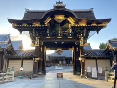 西本願寺にやってきましたー。
西本願寺は、駐車場も拝観料も無料です。
すごいなぁ。