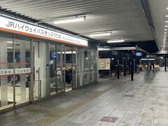 1日目：名古屋駅横のJRハイウェイバスのきっぷ売り場です。この売り場の横から出雲・松江・米子ドリーム名古屋号に乗りました。23時10分の出発です。