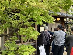 古代出雲博物館を出て、出雲大社の前にある、そば処田中屋へ。まだ11時だったのですが既に並んで待っていました。