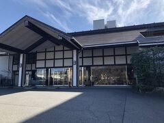 宿にチェックインします。