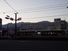 気持ち良く朝食を食べて、駅に戻ると、本日登山する石鎚山が見える。