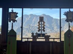 【ダイジェスト】
石鎚神社中宮成就社・遥拝殿
祭壇があるが、正面に石鎚山を仰ぐようになっている。石鎚山自体がご神体として祭られています。この神社のビューポインです。ここをお参りせずして、石鎚山を語らず。