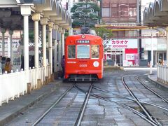 路面電車の「松山市駅前駅」出発ホームです、

３系統・道後温泉行のモハ２０００形電車がスタンバイしてます。

オレンジ一色も見慣れれば似合ってるようにも見えてくるのが不思議です？。