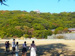 堀之内地区の「城山公園」内に入ってみました、

随分と広い広場に成ってますが山の上には松山城も観えます～、その下には石垣が積まれた二之丸 多聞櫓が在ります。

地元の高校生達でしょうか？、何やら楽しそうにやってますね！。
