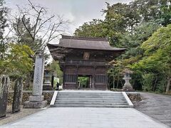 久しぶりに法多山尊永寺にやって来ましたよ。国指定重要文化財の仁王門です。昔、昔、おばあちゃんに法多山の門を恋人と仲良く並んで入ってはいけない！と言われました、女の神さんだから、ヤキモチやかれるからと。