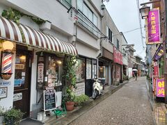 湯の街ギャラリーは、やや寂れた感じ。

左手前の梶川理髪館は、理容資料館を併設。
10分ワンコインのエステサービスなんてのも。