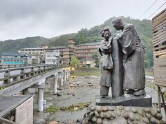 三徳川に架かる、三朝橋。

映画「三朝小唄」の像の向こうに見えるのは・・