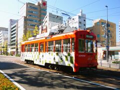 同じく松山の風景と言えば町並みを走る伊予鉄の路面電車です～、

「西堀端停留場」にて２系統ＪR松山市駅行　モハ２０００形電車が出発進行！。