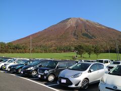 平日でしたが、駐車場はほぼイッパイ。

山の色付きもエエ塩梅です。