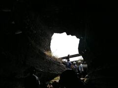 13:00　Grotte dei Tre Livelli　溶岩洞窟に到着